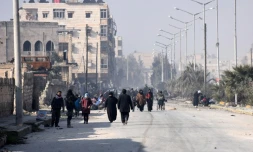 Des civils ayant quitté les quartiers est d'Alep se dirigent vers un poste de contrôle dans le centre de la ville, le 10 décembre 2016