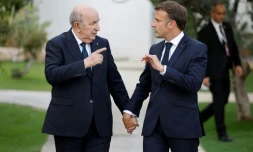 Le président français Emmanuel Macron (droite) et son homologue algérien Abdelmadjid Tebboune (gauche) échangent lors du sommet du G7, le 13 juin 2024 à Savelletri en Italie
