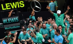 L'équipe Mercedes célèbre le titre des constructeurs résultant de la victoire de Lewis Hamilton à Interlagos, le 11 novembre 2018