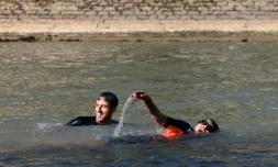 La maire de Paris Anne Hidalgo se baigne dans la Seine avec le président du comité d'organisation des Jeux olympiques Tony Estanguet, le 17 juillet 2024