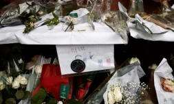 Des fleurs déposées devant le commissariat de Roubaix en hommage aux trois policiers morts la veille dans un accident de la route, le 22 mai 2023 dans le Nord