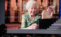 La reine Elizabeth II apparaît sur un écran géant lors de son jubilé de platine, à Londres, le 4 juin 2022