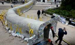 Une installation représentant un tunnel en hommage aux otages israéliens enlevés à Gaza le 7 octobre 2023, devant le musée d'art de Tel-Aviv, le 19 février 2025