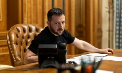 Le président ukrainien Volodymyr Zelensky parlant au téléphone avec le Premier ministre britannique Rishi Sunak, le 19 juin 2023 à Kiev