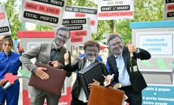 Des personnes portant un masque à l'effigie du Pdg de TotalEnergies Patrick Pouyanné manifestent à Paris à l'appel d'ONG écologistes à l'occasion de la publication des résultats du géant français pétrogazier, le 29 avril 2026