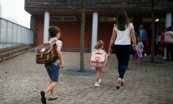 AprÚs deux mois de vacances, 12,4 millions d'écoliers, collégiens et lycéens entament lundi dans la joie ou le stress une nouvelle année scolaire, marquée par la réforme des lycées et l'abandon des séries (L, ES et S)