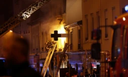 Des pompiers tentent de maîtriser un incendie dans un immeuble à Lyon, le 9 février 2019