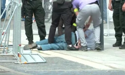 Cette image d'une séquence vidéo montre le personnel de sécurité appréhendant un tireur présumé aprÚs que le Premier ministre slovaque Robert Fico a été abattu à Handlova, en Slovaquie, le 15 mai 2024