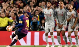 La star du Barça Lionel Messi marque sur coup franc le 3e but de son équipe contre Liverpool en demi-finale aller de Ligue des champions, le 1er mai 2019 au Camp Nou de Barcelone