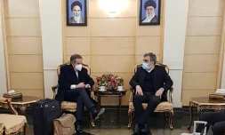 Le directeur général de l'AIEA Rafael Grossi (à gauche) s'entretient avec le porte-parole de l'Organisation iranienne de l'énergie atomique Behrouz Kamalvandi à son arrivée à Téhéran, le 4 mars 2022