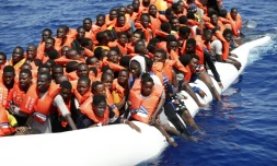 Image fournie par la Croix rouge italienne de migrants secourus au large de la Libye, le 18 août 2016