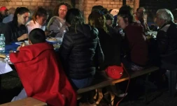 Des rescapés du tremblement de terre se restaurent à Illica, le 25 août 2016