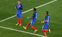 Antoine Griezmann (g) après avoir réussi son penalty face à l'Allemagne, en demi-finale le 7 juillet 2016 au Vélodrome de Marseille