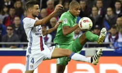Le défenseur de Lyon Emanuel Mammana à la lutte avec le Stéphanois Kevin Monnet-Paquet lors du derby au Parc OL, le 2 octobre 2016