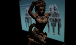 Une statuette de divinité présentée dans le cadre de l'exposition "Bronzes royaux d'Angkor" au musée Guimet à Paris, le 28 avril 2025