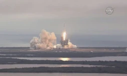 Photo capturée de la NASA TV du lancement de la capsule Dragon à bord de sa fusée Falcon 9, le 19 février 2017 du Centre spatial Kennedy en Floride