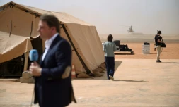 Des journalistes attendent l'arrivée du président Macron à Gao, dans le nord du Mali, le 19 mai 2017