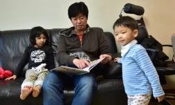 Kim Jin-Sung lit un livre à ses enfants le 22 décembre 2015 à Séoul