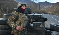 Un soldat arménien en faction devant un barrage sur la ligne de démarcation sur la route de Kalbajar le 25 novembre 2020