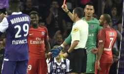 L'arbitre Franck Schneider montre le carton rouge Ă Serge Aurier, le 23 septembre 2016 lors du match Ă Toulouse