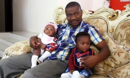 Kelly Chuunga avec ses jumeaux, Karen et Kelly junior, le 22 septembre 2017 à Lusaka, en Zambie 