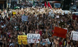 Des milliers de personnes manifestent le 15 mai 2016 à Sao Paulo au Brésil contre le gouvernement du président par intérim Michel Temer