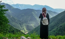 Une villageoise regarde les dégâts causés par une carrière de pierre dans la vallée en dessous, à Ikizdere, en Turquie, le 7 juin 2021