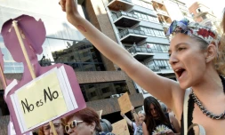 Des femmes manifestent contre la remise en liberté provisoire des membres de "La Meute", le 22 juin 2018 à Valence (est de l'Espagne)