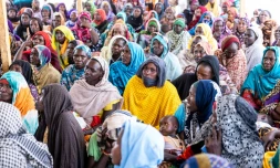 Des Tchadiens de retour au pays rencontrent une délégation de l'Organisation internationale pour les migrations (OIM) à Tongori, le 9 juin 2026