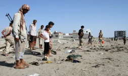 Des Yéménites le 18 décembre 2016 sur la base militaire d'al-Sawlaban à Aden peu après un attentat suicide meurtrier