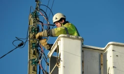 Un technicien répare une ligne électrique le 13 janvier 2017 à Tregung dans l'ouest de la France