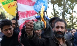 Un Iranien brûle un dollar lors d'une manifestation le 4 novembre 2018 à Téhéran marquant le 39e anniversaire de l'occupation de l'ambassade américaine