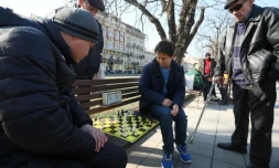 Andreï Volokitine, champion d'Ukraine d'échecs, joue avec des amateurs sur la promenade centrale de Lviv, le 20 mars 2022
