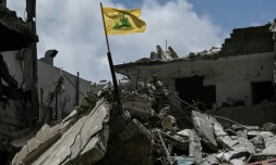 Le drapeau jaune du Hezbollah dans les décombres d'un bâtiment détruit par une frappe aérienne israélienne à Tyr, dans le sud du Liban, le 23 juin 2026