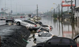 Vue de voitures bloquées le long d'une route à Sao Leopoldo, en banlieue de Porto Alegre, dans l'Etat du Rio Grande do Sul, au Brésil, le 12 mai 2024