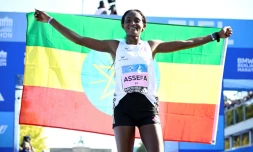 L'Ethiopienne Tigst Assefa célèbre sa victoire après avoir battu le record du monde féminin du marathon à Berlin, en Allemagne, le 24 septembre 2023
