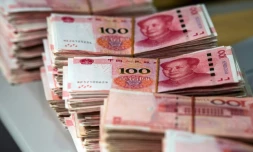 Des billets de 100 yuans dans une banque de Shanghai, le 8 août 2018 en Chine