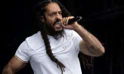 Bobby Vylan, l'un des membres du groupe de rap britannique Bob Vylan, en concert au festival de Glastonbury à Pilton, dans le sud-ouest de l'Angleterre, le 28 juin 2025