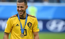 L'attaquant belge Eden Hazard avec la médaille de bronze de la victoire face à l'Angleterre en petite finale du Mondial le 14 juillet 2018 