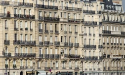 Un jeune homme a escaladé à mains nues samedi la façade d'un immeuble pour secourir un enfant de quatre ans, suspendu dans le vide, et dont le père a ensuite été placé en garde à vue