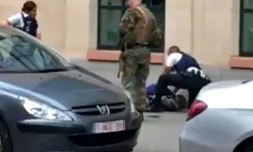 Une capture d'écran montrant des policiers sur les lieux de l'attaque au couteau contre des militaires à Bruxelles, le 25 août 2017