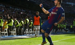 L'attaquant uruguayen du FC Barcelone Luis Suarez exulte aprÚs son but dans le clasico face au Real, le 23 décembre 2017 à Madrid
