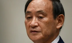 Yoshihide Suga annonce sa candidature pour succéder à Shinzo Abe lors d'une conférence de presse à Tokyo le 2 septembre 2020