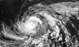 Image satelite de la National Oceanic and Atmospheric Administration du typhon Mawar qui s'approche de l'île de Guam dans le Pacifique, le 23 mai 2023