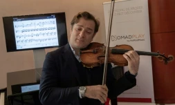 Le violoniste Renaud Capuçon joue accompagné par un orchestre via l'appli NomadPlay, le 16 avril 2019 à Aix-en-Provence