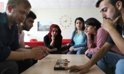 Hochmand Mofaq et l'archéologue britannique Ashley Barlow (g) jouent au Jeu royal d'Ur, le 22 octobre 2018 à Raniye, en Irak