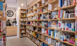 Des employés de la librairie Honmaru Jimbocho à Tokyo, le 18 juillet 2024