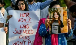 Deux jeunes femmes rendant hommage à l'influenceuse pakistanaise Sana Yousaf,  assassinée à son domicile par un individu dont elle avait refusé les avances, lors d'un rassemblement à Islamabad, le 5 juin 2025
