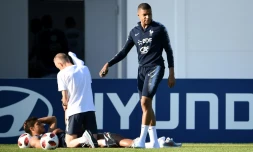 Kylian Mbappé et Raphaël Varane (au sol) à l'entraînement de l'équipe de France, le 12 juillet 2018 à Istra, dans la région de Moscou  