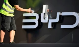 Un employé nettoie le logo du constructeur automobile chinois BYD au salon de l'automobile de Munich le 4 septembre 2023